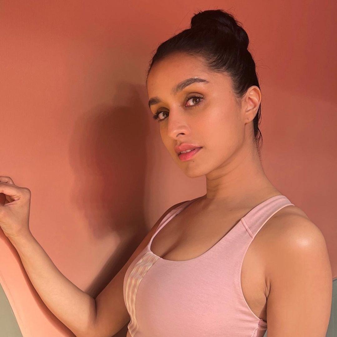 প্রতিদিন সকালে খুব তাড়াতাড়ি ওঠেন শ্রদ্ধা এবং দিন শুরু করেন ঈষদুষ্ণ লেবু জল দিয়ে। এটি শরীর ডিটক্স হয়, হজম শক্তি বাড়ায় এবং সারাদিনে এনার্জি ধরে রাখতে সাহায্য করে। 